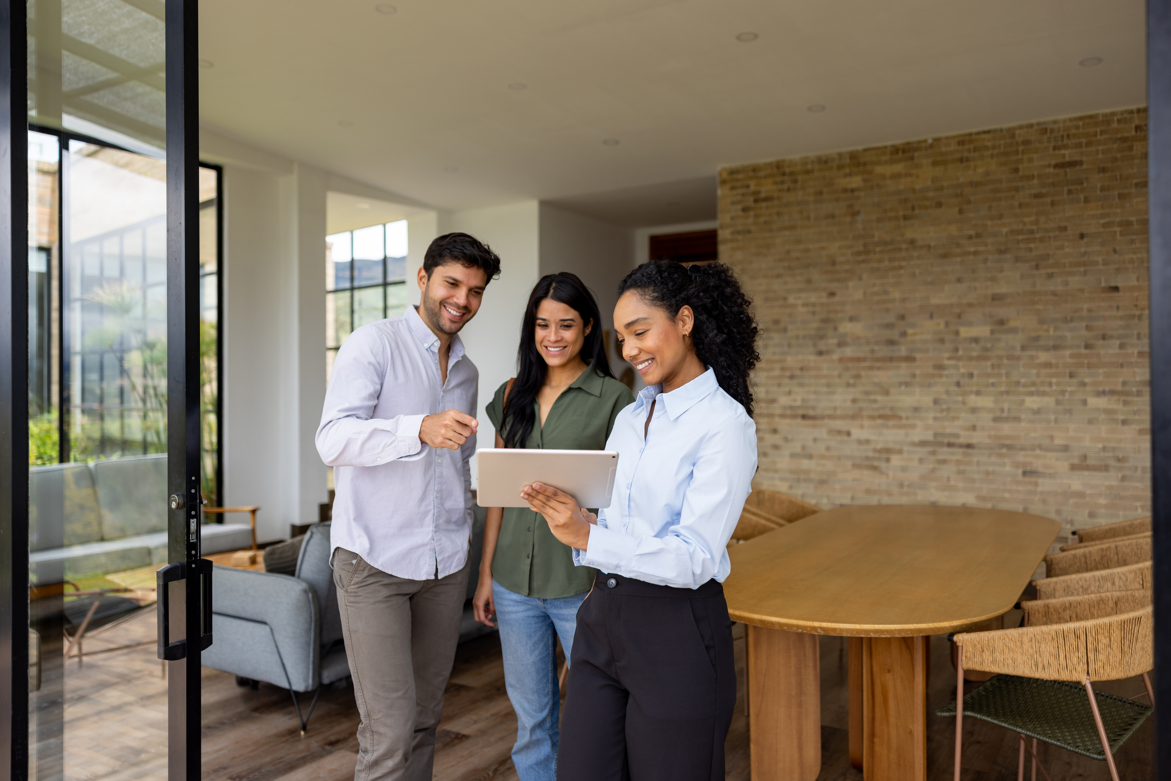 Real%20estate%20agent%20showing%20details%20of%20a%20house%20for%20sale%20to%20a%20couple%20on%20a%20digital%20tablet Real%20estate%20agent%20showing%20details%20of%20a%20house%20for%20sale%20to%20a%20couple%20on%20a%20digital%20tablet